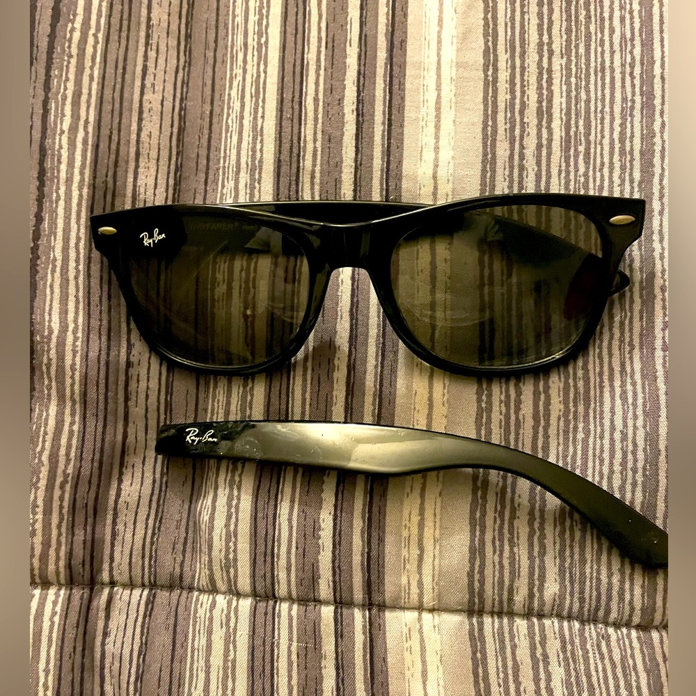 100% authentic Rayban 2140 Wayfarer. Needs Replacement arm/hinge